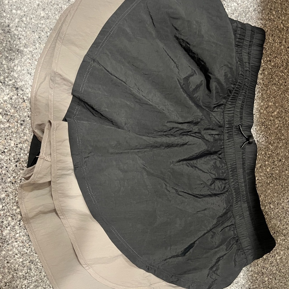 Pelotón Black and Beige Athletic NWT size L